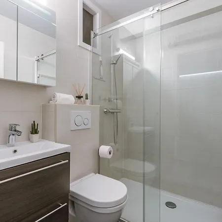 Charming With Terrace Nearby The