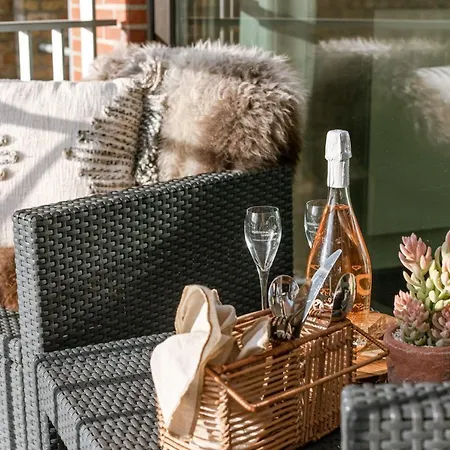 Charming With Terrace Nearby The