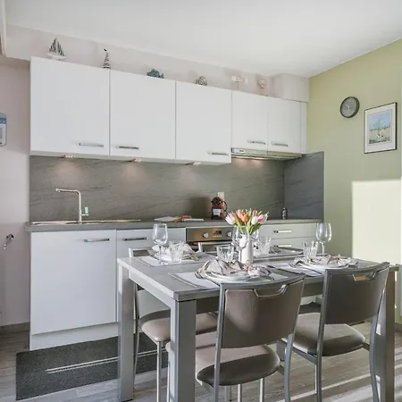 Charming With Terrace Nearby The