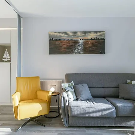 Daire Charming With Terrace Nearby The *