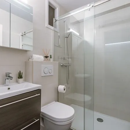 Daire Charming With Terrace Nearby The *