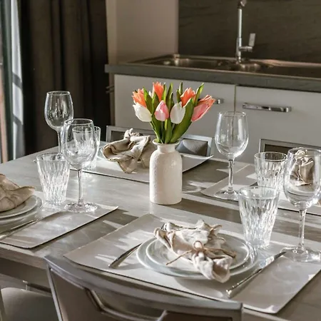 Daire Charming With Terrace Nearby The *
